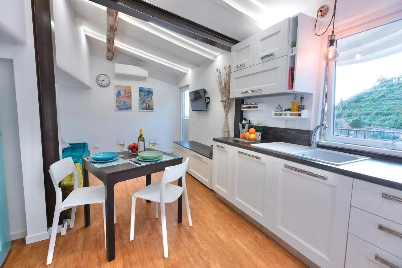 L' Attico Giallo Oro Di Giulia Manarola Apartment
