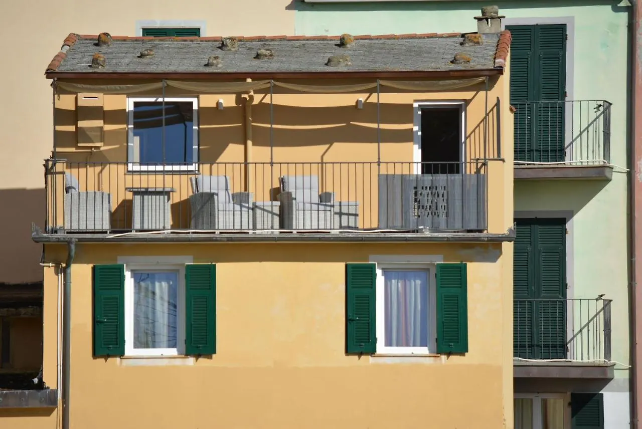 L' Attico Giallo Oro Di Giulia Manarola Apartment