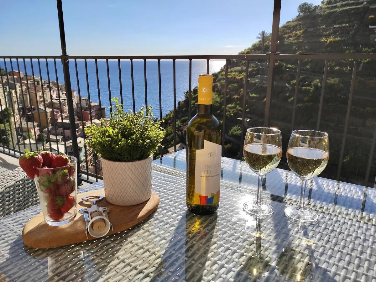 L' Attico Giallo Oro Di Giulia Manarola 0*,  Italy