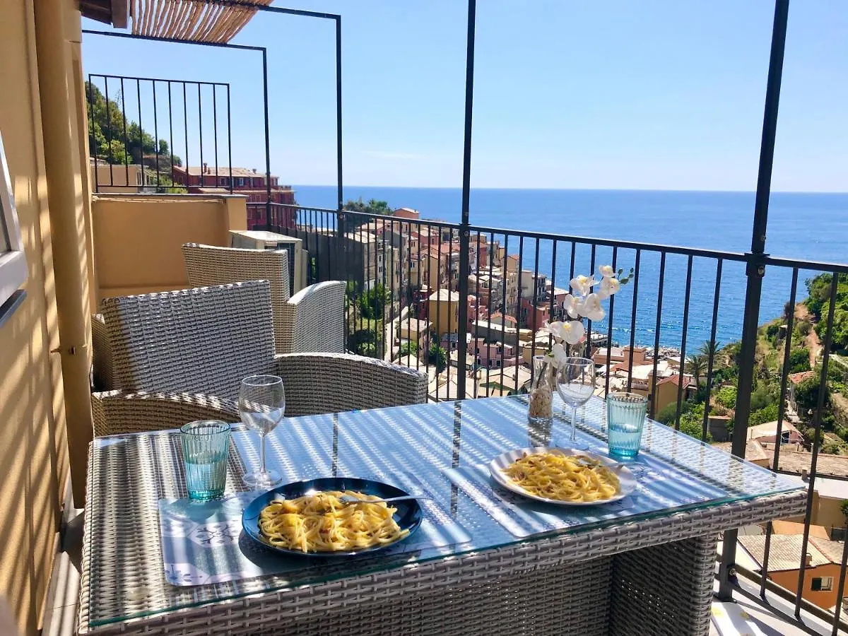 L' Attico Giallo Oro Di Giulia Manarola Apartment