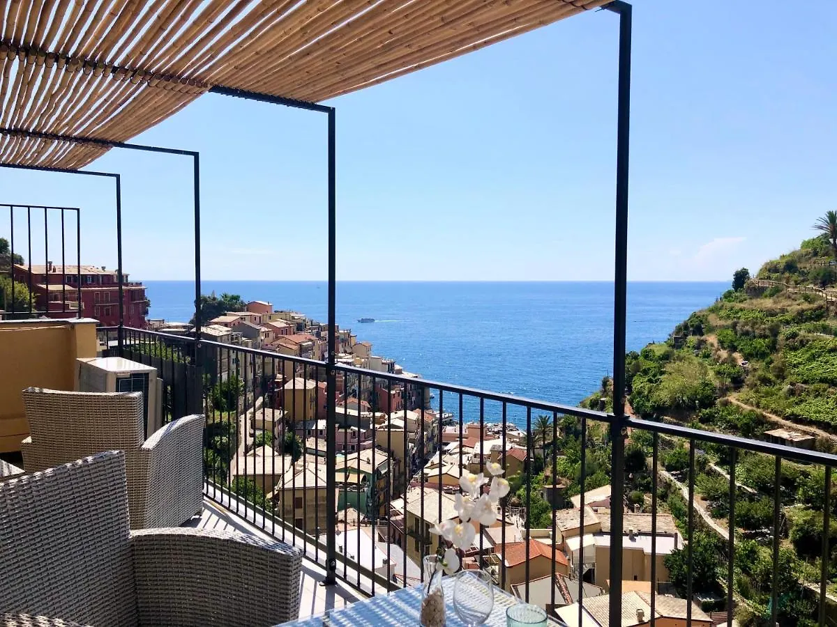 L' Attico Giallo Oro Di Giulia Manarola